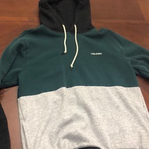 Large Men’s Volcom pullover hoodie